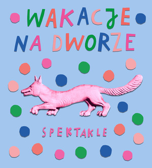 Jasnoniebieskie tło. W centralnej części różowy rysunek lisa nawiązujący do zamkowej rzeźby . Powyżej kolorowy napis WAKACJE NA DWORZE. Pod rysunkiem różowy napis SPEKTAKLE. Całość otoczona dużymi, kolorowymi kropkami.