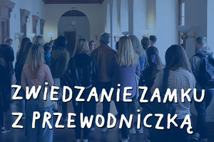 Grupa ludzi w zamkowym korytarzu. Stoją tyłem do obiektywu. Po lewej stronie szereg drzwi, po prawej – okien. Na zdjęcie nałożono filtr w kolorze turkusowym. U dołu biały odręczny napis zwiedzanie zamku z przewodniczką.