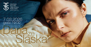 Zdjęcie przedstawia zbliżenie na twarz artystki na beżowo-niebieskim tle.