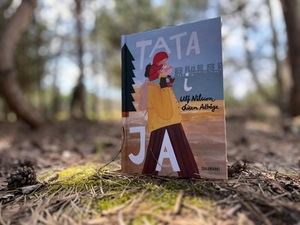 Książka - Tata i ja stoi na trawie w lesie.