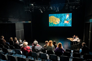 grupa osób ogląda animacje