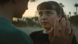 Kadr z filmu. Dziewczynka w kasku na głowie.