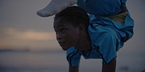 Kadr z filmu. Dziewczynka w pozycji akrobatycznej.