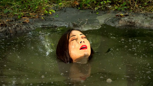 Kadr z filmu. Głowa kobiety wystająca ponad powierzchnią wody.