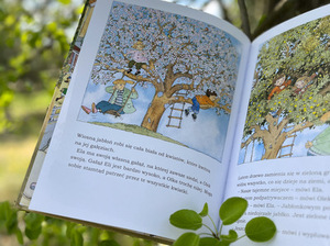 Otwarta książki dla dzieci na tle drzewa