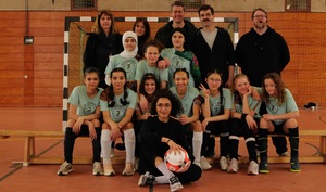 Kadr z filmu. Zdjęcie grupowe młodzieżowego zespołu sportowego na sali gimnastycznej.