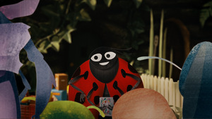 Kadr z filmu. Uśmiechnięta biedronka.