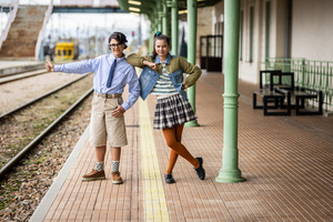 Kadr z filmu. Zdjęcie grupowe młodzieżowego zespołu sportowego na sali gimnastycznej.