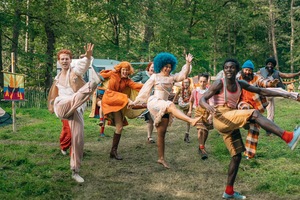 Kadr z filmu. Tańcząca grupa ludzi.