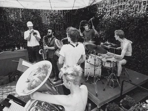JazzKLUB / Pimpono 2+4 czyli sekstet z awangardowymi mutacjami afrobeatu i mazura
