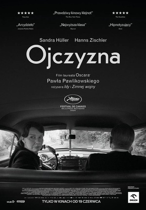Czarno - biała fotografia kobiety i starszego mężczyzny przy siedzących w zabytkowym aucie. Nad nimi delikatny, biały napis z tytułem filmu.