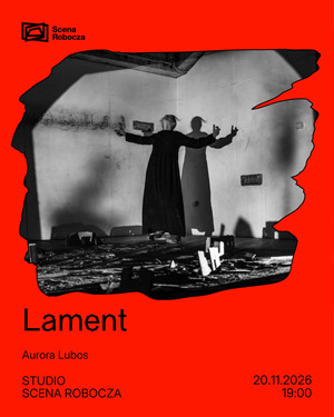 Czerwony plakat spektaklu „Lament” Aurory Lubos. W centrum, w poszarpanym kadrze, czarno-białe zdjęcie kobiety w czarnej sukni z rozłożonymi rękami i odchyloną głową na tle surowej ściany. U góry logo Scena Robocza, na dole data i miejsce spektaklu.