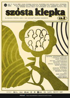 Plakat spektaklu „Szósta klepka cz. 2” w odcieniach żółci i zieleni. U góry duży tytuł, poniżej ilustracja stylizowanego profilu postaci, w której wnętrzu znajdują się zarysowane kontury kilku osób. Całość utrzymana w retro, graficznym stylu.