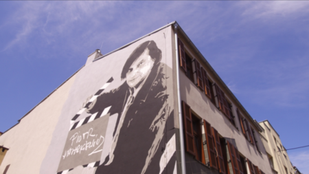 mural z wizerunkiem reżysera Piotra Łazarkiewicza