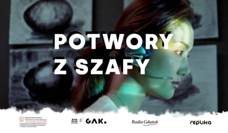 Grafika reklamowa. W centrum duży biały napis Potwory z szafy. W tle profil twarzy młodej Japonki z mikrofonem na uchu. Na dolnym brzegu grafiki logotypy MKiDN, GAK, Radia Gdańsk i magazynu Replika.