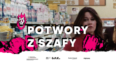 Kobieta stojąca na tle alejki w supermarkecie. W centrum napis Potwory z szafy i mała czaszka. Na dole biały pasek z logami ministerstwa kultury i dziedzictwa narodowego, Gdańskiego Archipelagu Kultury, Radia Gdańsk i magazynu Replika.