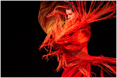 Osoba w czerwonym kostiumie.