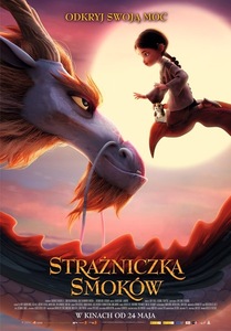 Plakat z tytułem: Strażniczka Smoków. Tekst na tle rysunku na którym widnieje głowa smoka i na ogonie smoka siedzi dziewczynka. Patrzą sobie w oczy. W tle za nimi duże zachodzące słonce z czerwonymi chmurkami