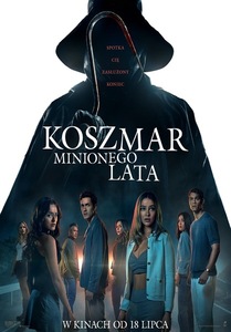 Plakat z tekstem Spotka Cię Zasłużony Koniec. Tytuł: Koszmar Minionego Lata. Napisy na tle postaci w czarnej pelerynie rybackiej z hakiem w dłoni. Na plakacie widnieje 8 osób stojących na szosie, patrzących z przerażeniem w jedno miejsce.