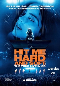 Plakat z tekstem: Odkryj na nowo definicję koncertu. Tytuł: Billie Eilish: Hit Me Hard and Soft - The Tour. Teksty na tle zdjęcia z koncertu. Wyżej Billie Eilish z mikrofonem na ławce scenicznej a w tle Jej twarz.