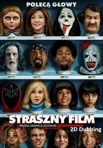 Plakat z tekstem: Polecą Głowy. Każda Granica Zostanie Przekroczona. Tytuł: Straszny Film. Teksty na tle grafiki gdzie na półkach znajdują się figurkowe głowy bohaterów filmu wystylizowane na postacie z różnych innych filmów.