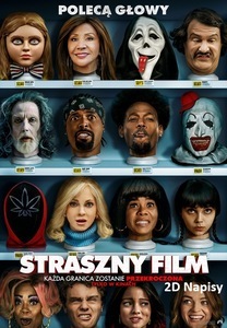 Plakat z tekstem: Polecą Głowy. Każda Granica Zostanie Przekroczona. Tytuł: Straszny Film. Teksty na tle grafiki gdzie na półkach znajdują się figurkowe głowy bohaterów filmu wystylizowane na postacie z różnych innych filmów.