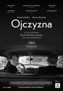 Plakat z tytułem: Ojczyzna. Teksty na tle czarno-białej fotografii. Ujęcie wnętrza auta z roku np. 1946 z tylnej szyby gdzie widać za kierownicą kobietę patrząca do tyłu a na miejscu obok siedzi mężczyzna patrzący do przodu przez przednia szybę auta.