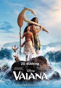 Plakat z tytułem: Vaiana. Tekst na tle fotografii gdzie na kamieniu wystającym z morza stoją główni bohaterowie filmu oraz prosiaczek i kogut.