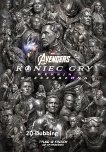 Plakat z tytułem: Avengers: Koniec Gry - Wersja Rozszerzona. Tekst na tle grafiki na której znajdują się wszystkie postacie z filmu jako srebrne metalowe figurki połączone ze sobą w jednej płaszczyźnie.
