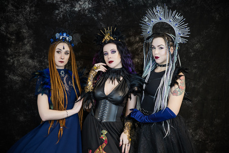Kreacje: Gotwear, korony: DarkAdora i Martyna Malesa, fryzury: Ewa Kośniewska, modelki: Dreads Princess, Elizabeth i Failth, fot. Nocturn Photo Studio.