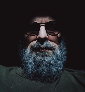 zdjęcie Tomasza Wolskiego w ciemnych okularach