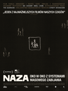 Klimatyczne, nocne ujęcie z filmu. Dwie ciemne sylwetki na pierwszym planie na dachu, zwrócone do siebie. Tło to błyszcząca panorama metropolii pod dramatycznym, zachmurzonym niebem.