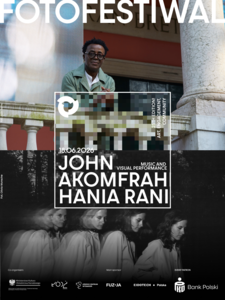 Plakat zapowiadający performance muzyczno-wizualny Johna Akomfraha i Hani Rani w ramach 25. edycji Fotofestiwalu. W górnej części widoczny jest portret Johna Akomfraha. W dolnej części znajduje się czarno-białe zdjęcie Hani Rani.
