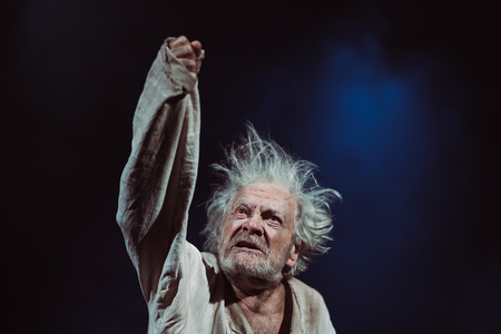 Zdjęcie ze spektaklu Lear. Na zdjęciu Andrzej Seweryn.