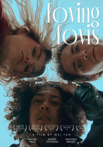 Plakat filmu „Loving Lovis”: troje młodych ludzi pochyla się nad kamerą i patrzy w dół, jakby na widza; ich twarze na tle jasnego, błękitnego nieba. U góry tytuł filmu, na dole nazwiska twórców oraz festiwalowe wyróżnienia.