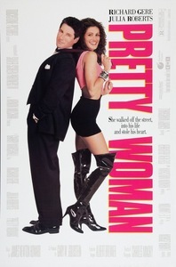Plakat filmu „Pretty Woman”. Richard Gere w czarnym garniturze i Julia Roberts w różowym topie, czarnej spódnicy oraz wysokich kozakach pozują na białym tle obok dużego, różowego tytułu.