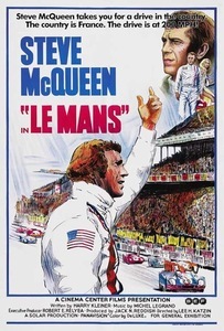 Plakat filmu „Le Mans” (1971): Steve McQueen w kombinezonie kierowcy unosi rękę na tle toru wyścigowego pełnego widzów i samochodów. Nad nim duży portret aktora oraz tytuł filmu i hasło o jeździe 200 mph we Francji.