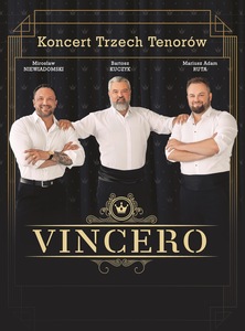 Trzech uśmiechniętych mężczyzn w białych koszulach.
