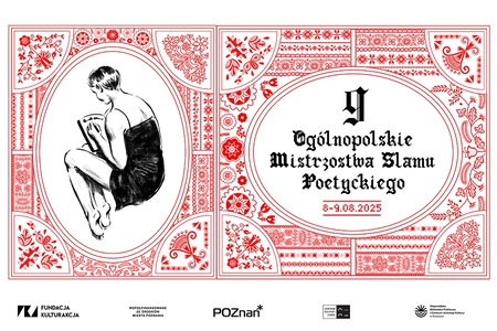 Po lewej stronie grafiki siedzi kobieta. Jest odwrócona tyłem, zapisuje coś na kartce. Na prawo napis: 9 Ogólnopolskie Mistrzostwa Slamu Poetyckiego oraz daty wydarzenia. Dookoła czerwona obwódka i ludowe motywy kwiatowe. Poniżej pasek z logotypami