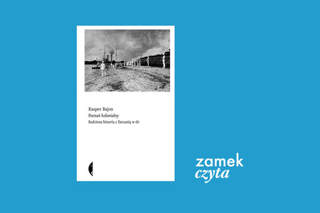 Niebieskie tło z jasną okładką książki z czarno-białą fotografią. A na niej mężczyźni w białych oraz ciemnych strojach stojący na plaży. W oddali woda i statek parowy. Napis Kasper Bajon. Poznań Kolonialny. Rodzinna historia z Tanzanią w tle.