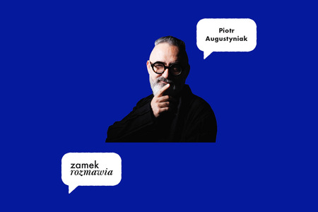 Niebieskie tło. W centralnej części fragment tułowia mężczyzny. W czarnym swetrze trzymającego dłoń na brodzie. Obok biała chmurka z czarnym napisem Piotr Augustyniak. Pod postacią w białej chmurce napis Zamek Rozmawia.