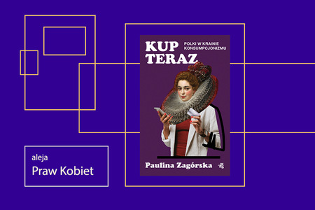 Na kobaltowym tle okładka książki Pauliny Zagórskiej - Kup teraz. Polki w krainie konsumpcjonizmu. Jest fioletowa na niej kobieta trzymająca telefon i kartę kredytową. Włosy upięte w kok. Na szyi kryzę charakterystyczną dla czasów elżbietańskich