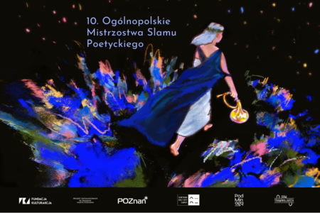 W centrum postać kobiety odwrócona tyłem w zwiewnej niebiesko- białej sukni. W ręku trzyma instrument- róg. Dookoła niej niebiesko - złoto - różowe fantazyjne, abstrakcyjne kształty. U góry napis 10 OGÓLNOPOLSKIE MISTRZOSTWA SLAMU POETYCKIEGO