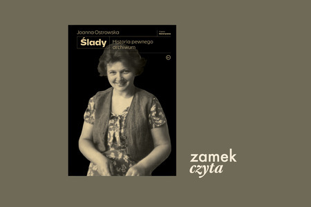 Na oliwkowym tle okładka książki Joanny Ostrowskiej pod tytułem „Ślady. Historia pewnego archiwum”. Na okładce uśmiechnięta kobieta w krótkich włosach, ubrana w kwiecistą sukienkę i kamizelkę.