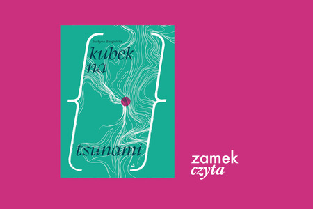 Na różowym tle turkusowo-zielona okładka książki Justyny Bargielskiej z tytułem Kubek na tsunami. Na okładce sieć linii ułożonych w różnych kierunkach. Połączone nawiasami po bokach. Na ich środku różowa kropka i nazwisko autorki oraz tytuł.