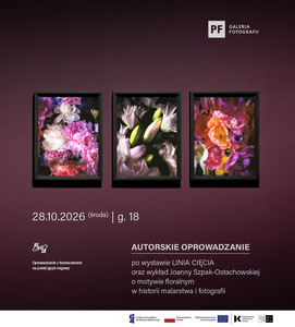 Na bordowym tle znajdują się trzy fotografie przedstawiające kolorowe kompozycje kwiatowe. Poniżej data 28.10.26 i godzina 18. Symbol tłumaczenia na PJM. Tytuł Autorskie oprowadzanie po wystawie Linie Cięcia.