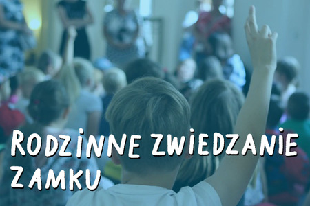 Grupka dzieci, niektóre z nich mają podniesioną rękę. W oddali widzimy grupę stojących dorosłych. Na fotografię nałożono niebieskie przezrocze. Na dole napisano białym odręcznymi literami: Rodzinne zwiedzanie Zamku.