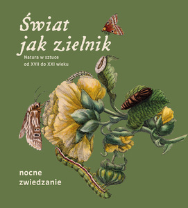 Oliwkowe tło z ilustracją nawiązującą do dawnych atlasów przyrodniczych. Na niej żółte kwiaty, liście, gąsienice, oraz motyle. U góry tytuł Świat jak zielnik. Natura w sztuce od XVII do XXI wieku. U dołu napis nocne zwiedzanie.