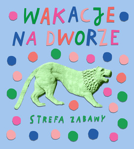 Jasnoniebieskie tło z szarym rysunkiem lwa z zamkowej rzeźby w centralnej części. Powyżej kolorowy napis WAKACJE NA DWORZE. Pod rysunkiem zielony napis STREFA ZABAWY. Całość otoczona dużymi, kolorowymi kropkami.