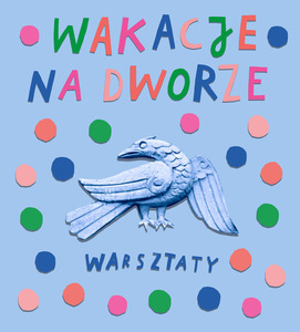Jasnoniebieskie tło. W centralnej części niebieski rysunek ptaka nawiązujący do zamkowej rzeźby . Powyżej kolorowy napis WAKACJE NA DWORZE. Pod rysunkiem granatowy napis WARSZTATY. Całość otoczona dużymi, kolorowymi kropkami.